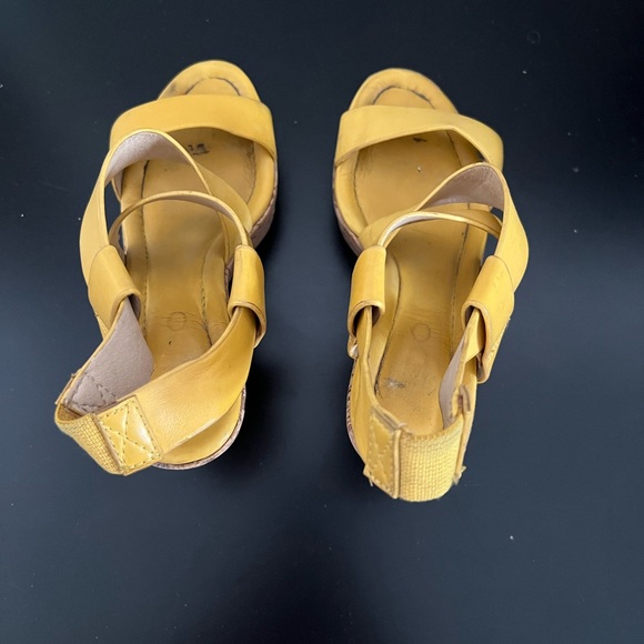 Aldo yellow wedges, size US 5 - Picture 3 of 4